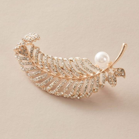 Accessories - NWOT: Faux Pearl Decor Leaf Shaped Brooch